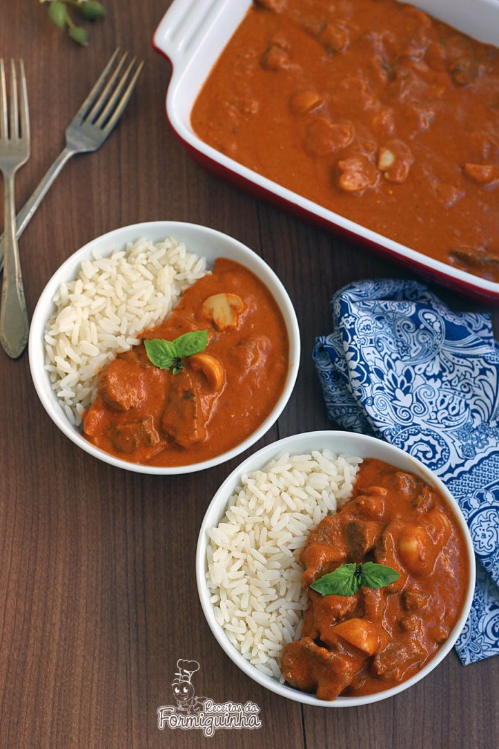 Refeição completa servida com arroz branco e batata palha (opcional), esse Strogonoff de Carne fica super saboroso e encorpado!