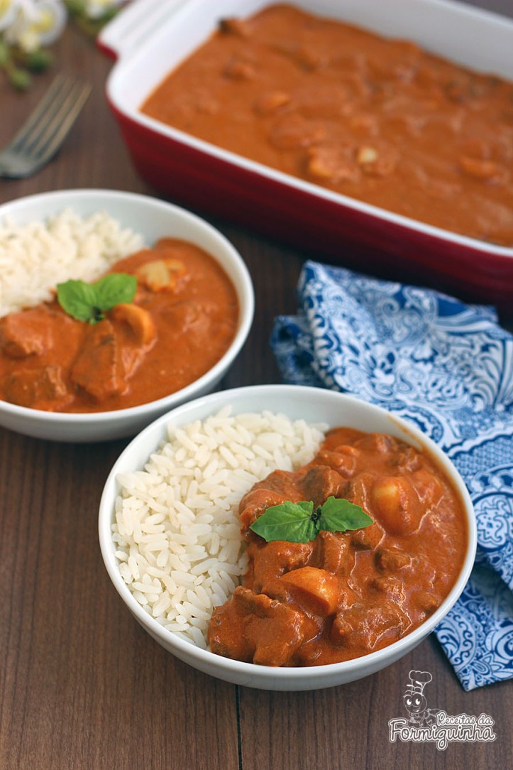 Refeição completa servida com arroz branco e batata palha (opcional), esse Strogonoff de Carne fica super saboroso e encorpado!