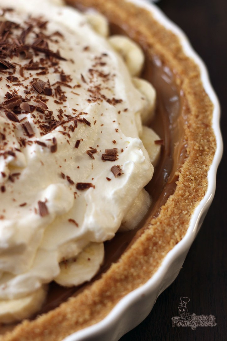 Banana + Doce de Leite + Chantilly = carinho! Banoffee Pie ou Torta de Banana com Doce de Leite vai te surpreender pela simplicidade e pelo sabor!!