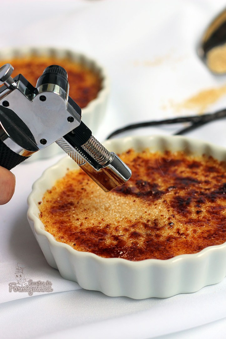 Creme queimado no melhor estilo francês... Esse é o crème brûlée de baunilha!