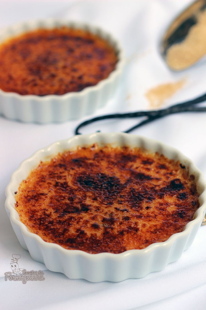 Creme queimado no melhor estilo francês... Esse é o crème brûlée de baunilha!