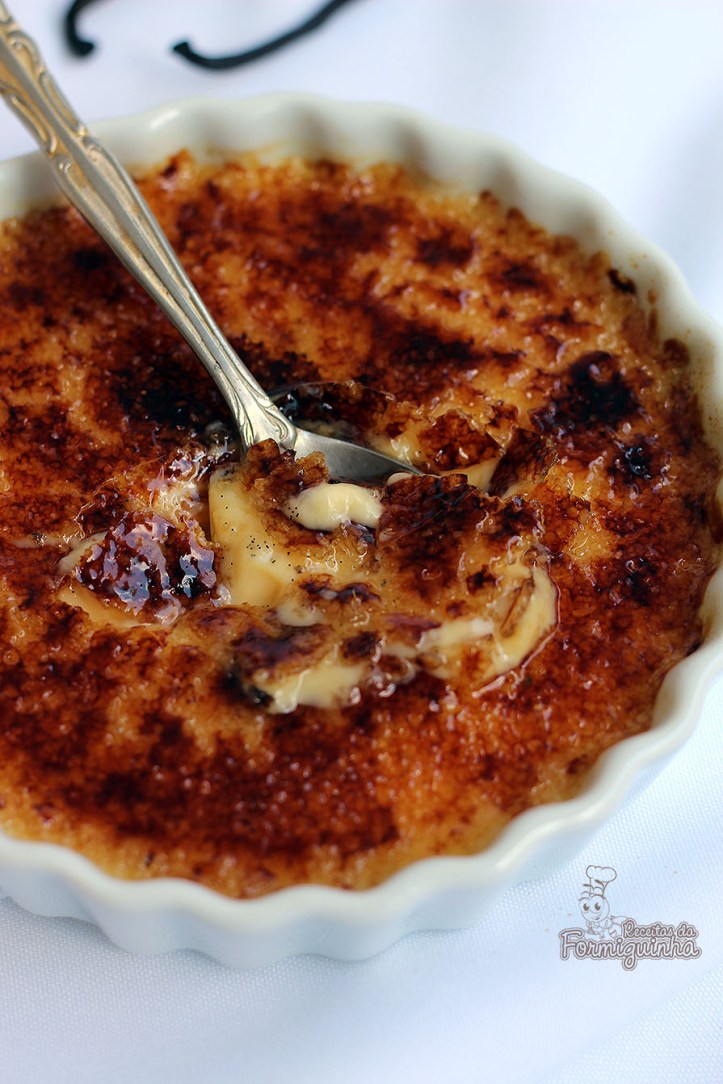 Creme queimado no melhor estilo francês... Esse é o crème brûlée de baunilha!