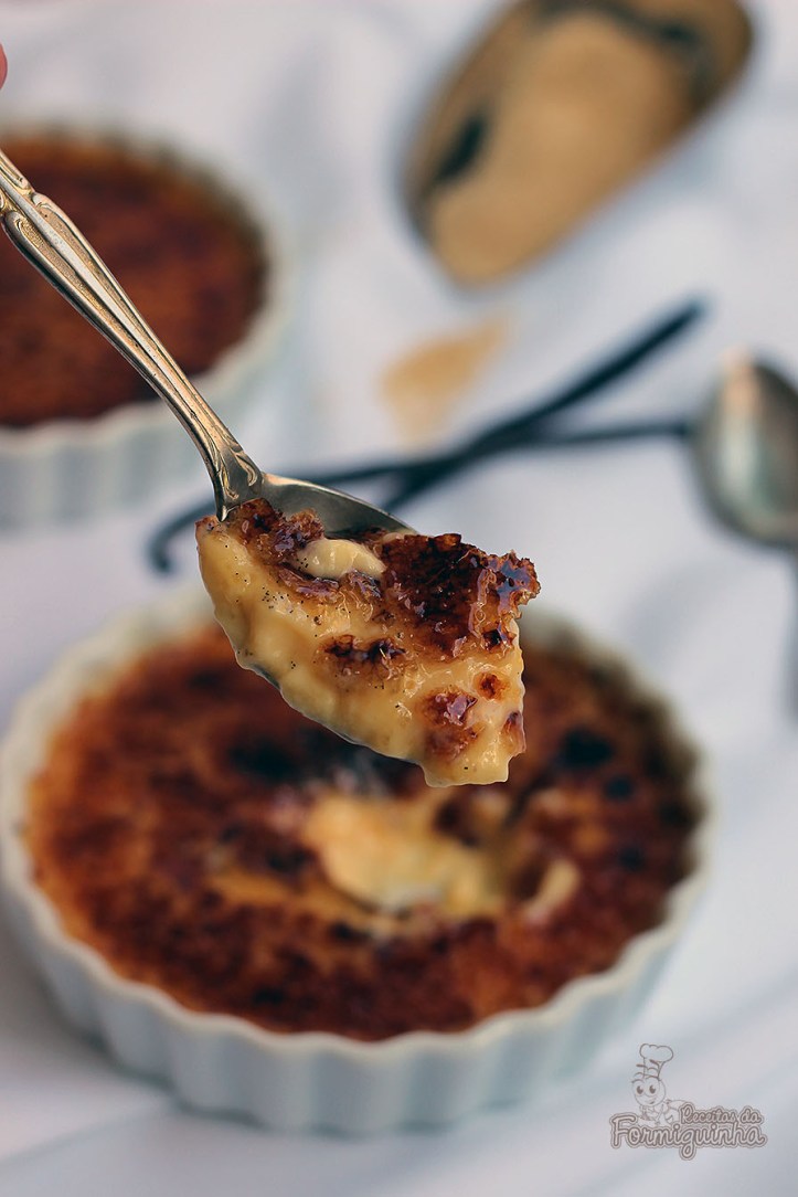 Creme queimado no melhor estilo francês... Esse é o crème brûlée de baunilha!