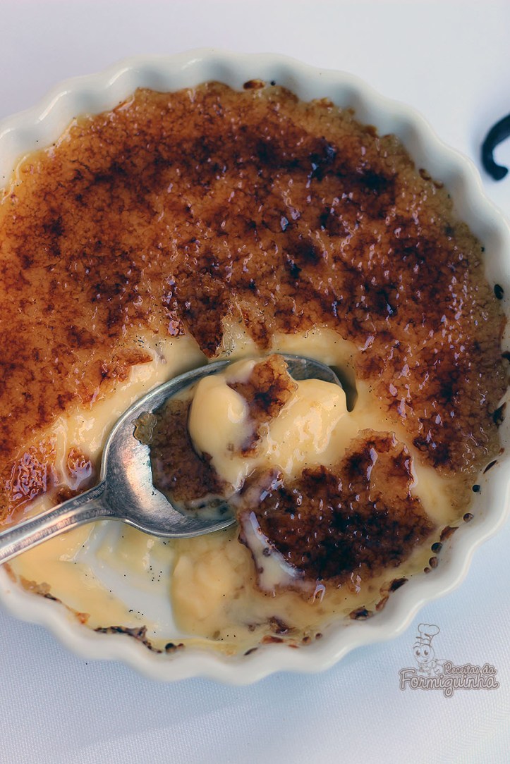 Creme queimado no melhor estilo francês... Esse é o crème brûlée de baunilha!