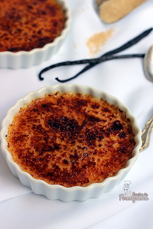 Creme queimado no melhor estilo francês... Esse é o crème brûlée de baunilha!