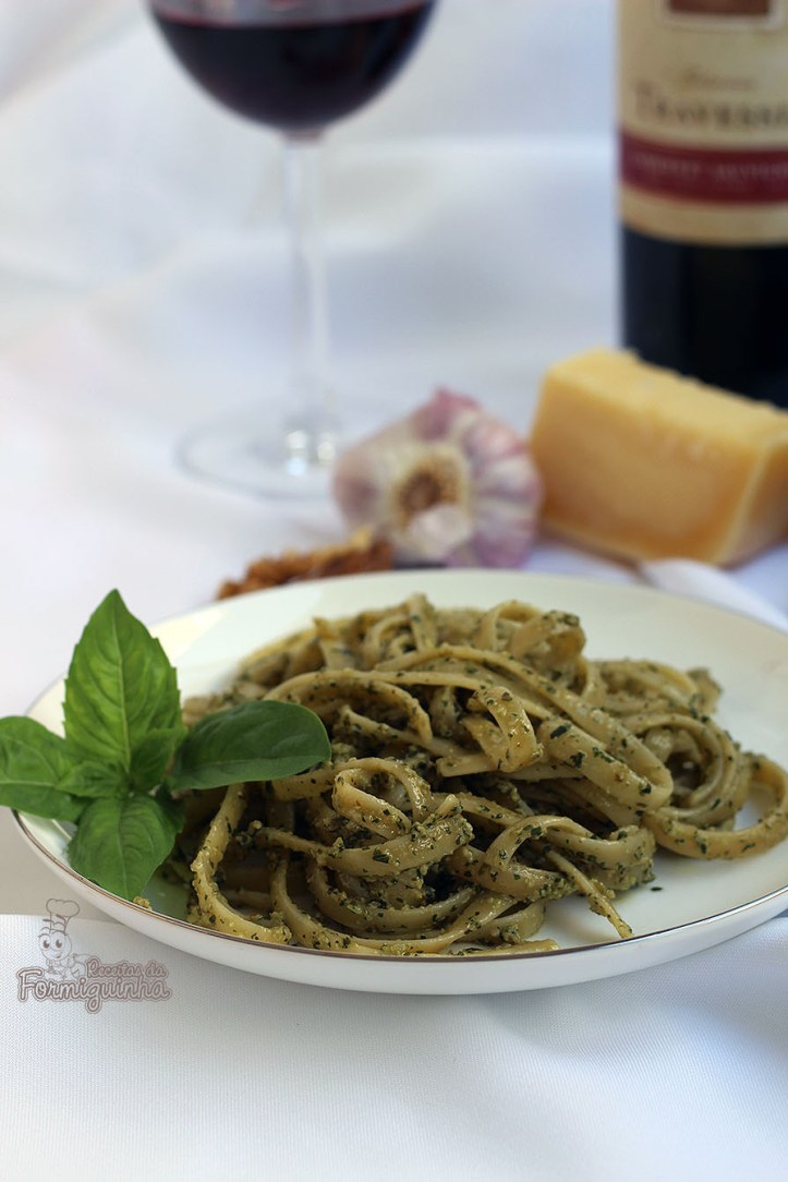 Manjericão, nozes, parmesão e azeite! Delícias misturadas em um saboroso molho pesto!
