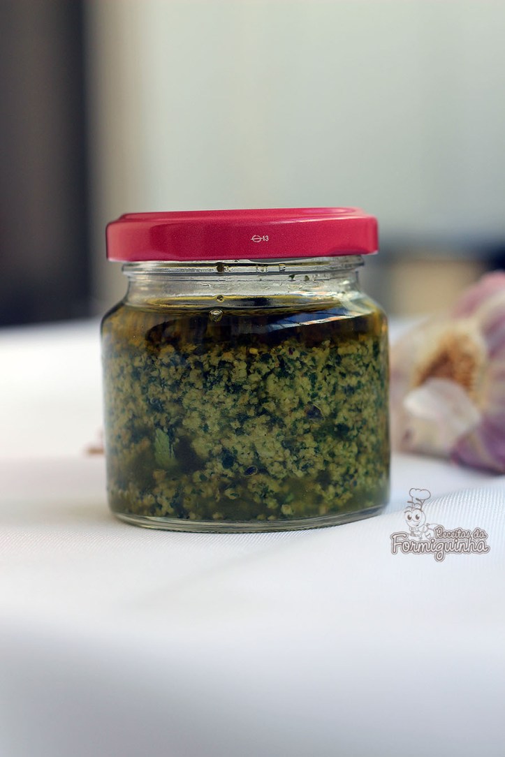 Manjericão, nozes, parmesão e azeite! Delícias misturadas em um saboroso molho pesto!