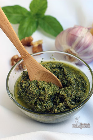 Manjericão, nozes, parmesão e azeite! Delícias misturadas em um saboroso molho pesto!