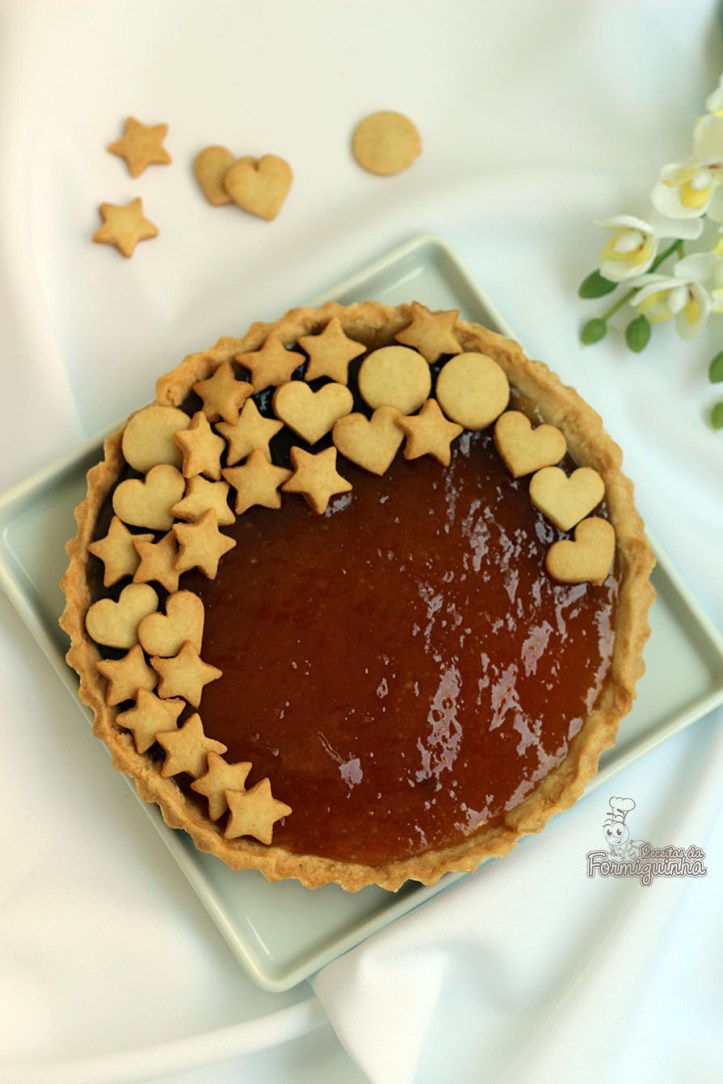 Torta deliciosa com amêndoas e recheada de cupuaçu. O recheio pode ser geleia ou até goiabada derretida. Vai resistir?