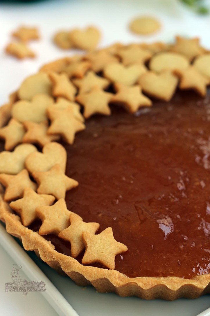 Torta deliciosa com amêndoas e recheada de cupuaçu. O recheio pode ser geleia ou até goiabada derretida. Vai resistir?