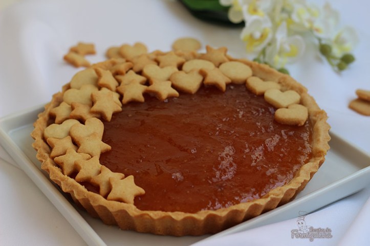 Torta deliciosa com amêndoas e recheada de cupuaçu. O recheio pode ser geleia ou até goiabada derretida. Vai resistir?