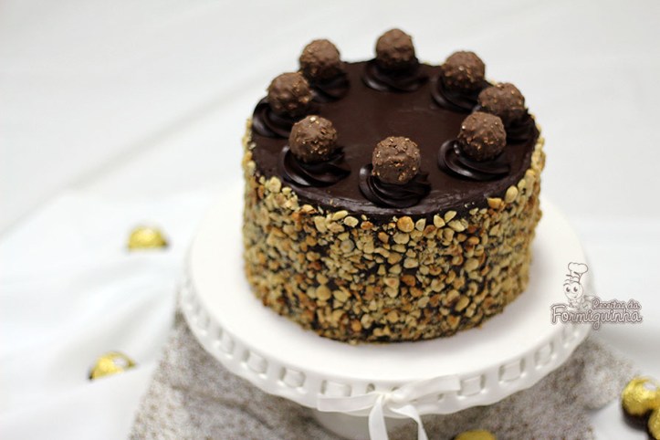 Muita avelã e Nutella nesse Bolo Ferrero Rocher! Não tem como não querer!!!!