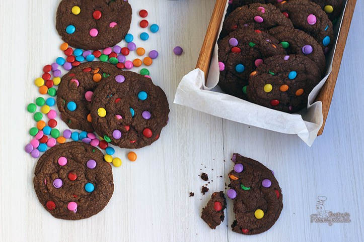 Crocante por fora e macio por dentro... Assim são esses lindos Cookies de Chocolate com Confeitos. Pode ser com gotas de chocolate ou castanhas, se preferir...