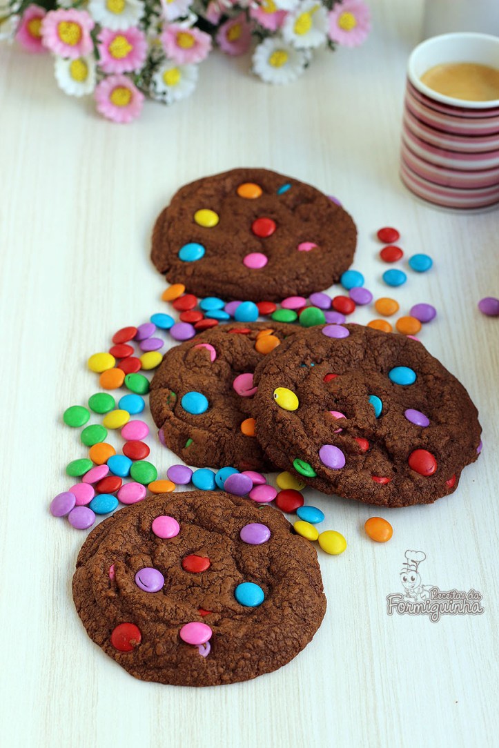 Crocante por fora e macio por dentro... Assim são esses lindos Cookies de Chocolate com Confeitos. Pode ser com gotas de chocolate ou castanhas, se preferir...