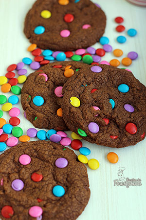 Crocante por fora e macio por dentro... Assim são esses lindos Cookies de Chocolate com Confeitos. Pode ser com gotas de chocolate ou castanhas, se preferir...