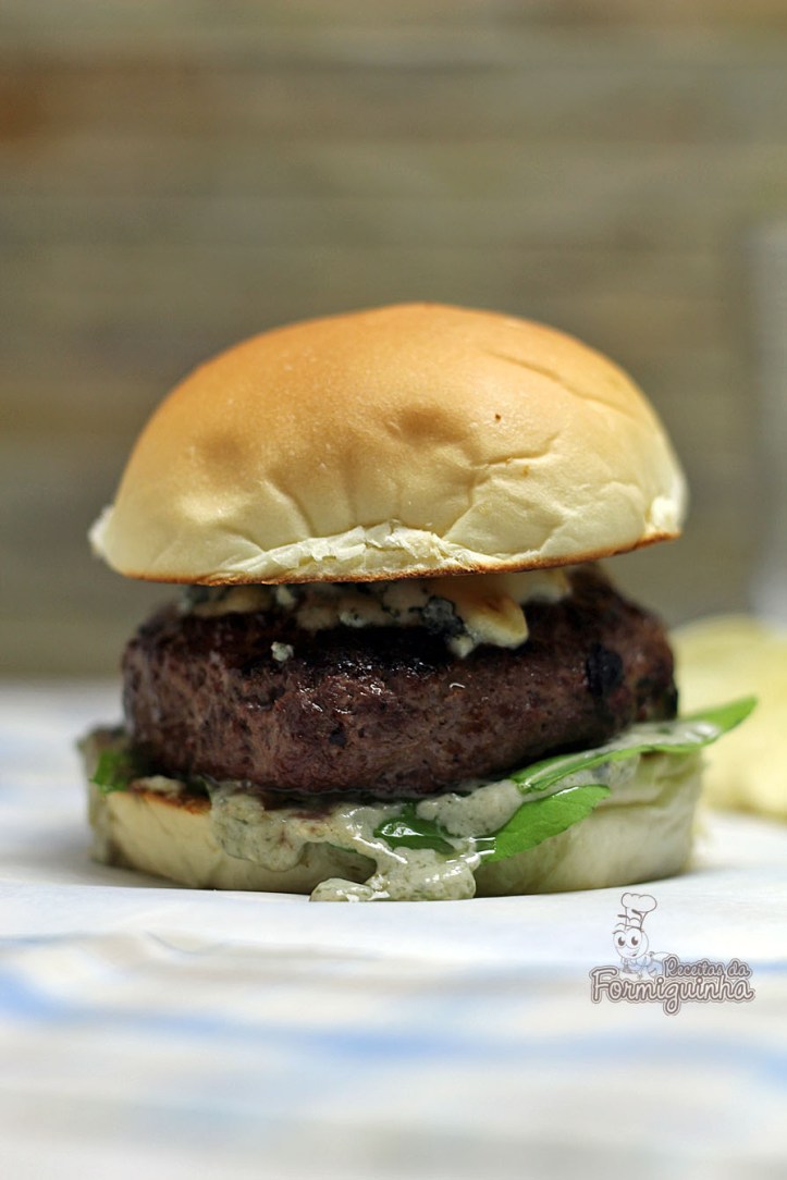 Hambúrguer caseiro é muito mais saboroso e esse aqui leva gorgonzola!! Hummm....