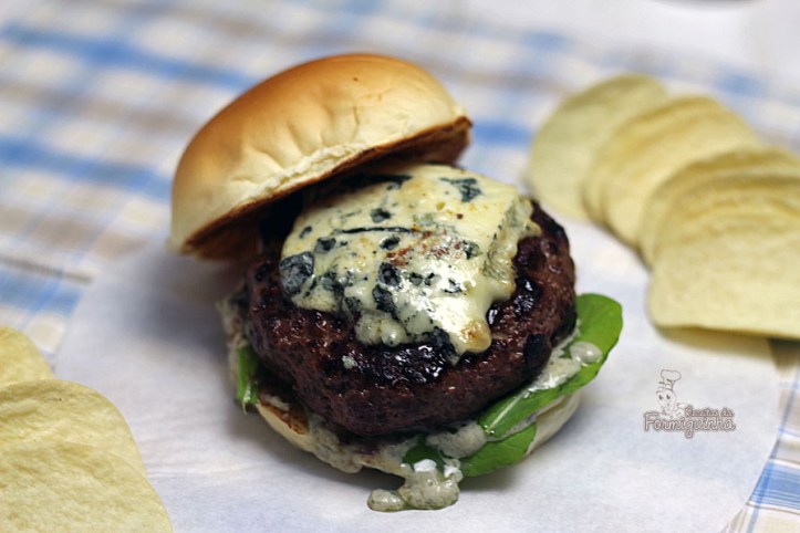 Hambúrguer caseiro é muito mais saboroso e esse aqui leva gorgonzola!! Hummm....