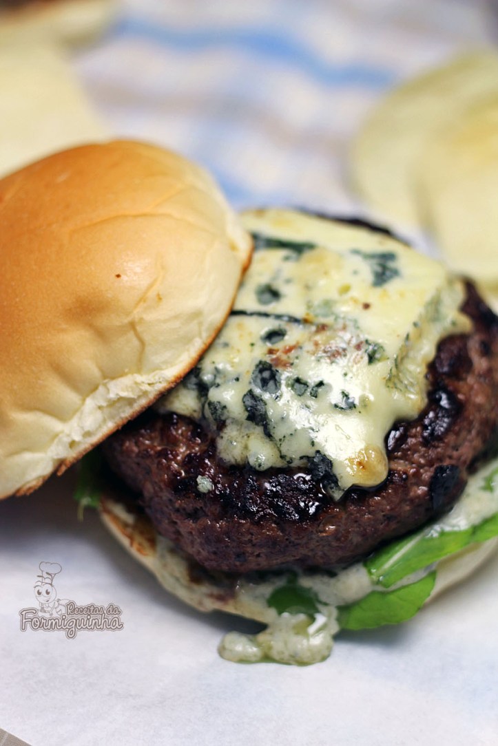Hambúrguer caseiro é muito mais saboroso e esse aqui leva gorgonzola!! Hummm....