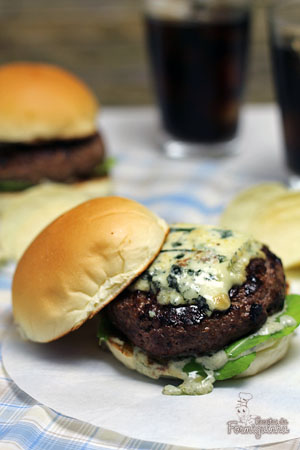 Hambúrguer caseiro é muito mais saboroso e esse aqui leva gorgonzola!! Hummm....