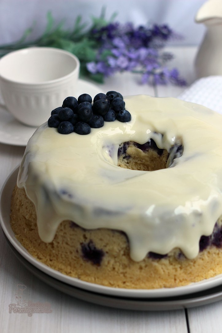 Bolo ultra macio de limão siciliano com mirtilos e uma cobertura de cream cheese muito deliciosa!