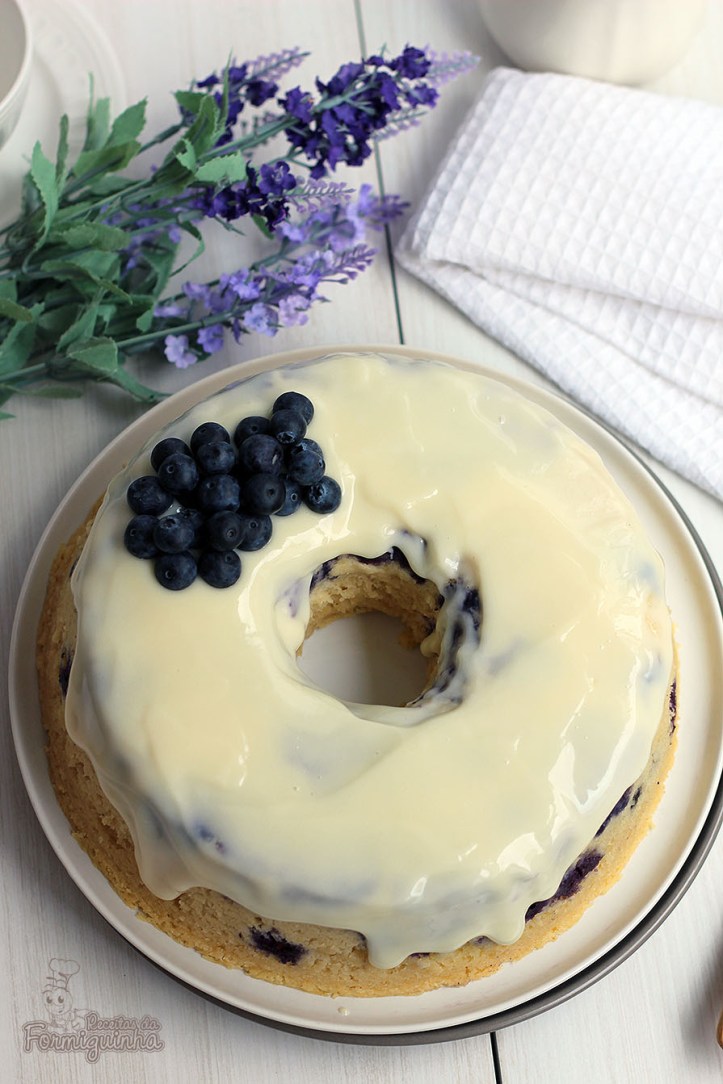 Bolo ultra macio de limão siciliano com mirtilos e uma cobertura de cream cheese muito deliciosa!