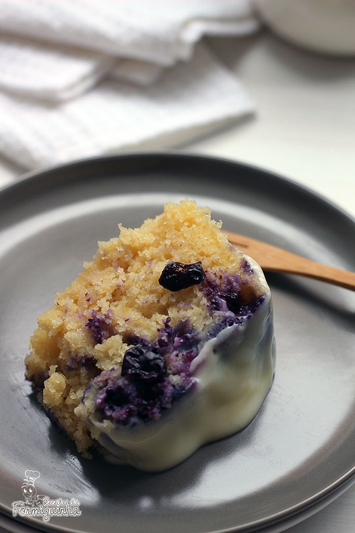 Bolo ultra macio de limão siciliano com mirtilos e uma cobertura de cream cheese muito deliciosa!