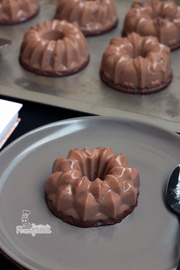 Faça em casa seu próprio Flan de Chocolate! É simples e rápido... Aproveite no calor do verão essa sobremesa gelada!
