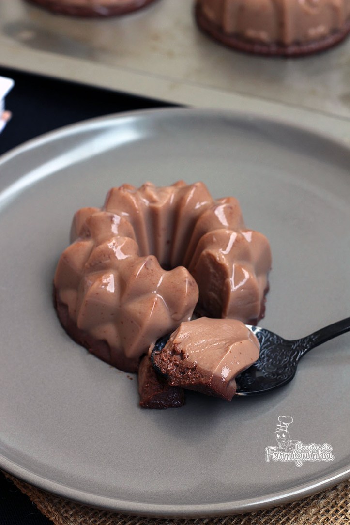 Faça em casa seu próprio Flan de Chocolate! É simples e rápido... Aproveite no calor do verão essa sobremesa gelada!