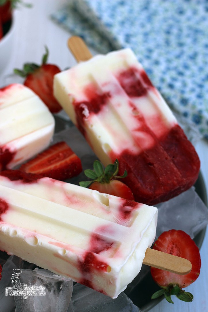 Picolé cremoso e fácil de fazer! Leva só 3 ingredientes e fica delicioso... Aproveite no verão esse Picolé de Iogurte Grego com Morango..