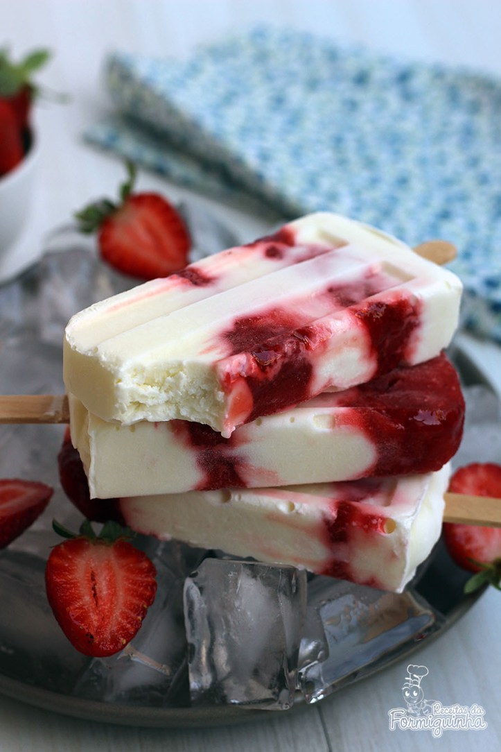 Picolé cremoso e fácil de fazer! Leva só 3 ingredientes e fica delicioso... Aproveite no verão esse Picolé de Iogurte Grego com Morango..