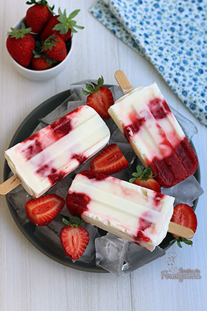 Picolé cremoso e fácil de fazer! Leva só 3 ingredientes e fica delicioso... Aproveite no verão esse Picolé de Iogurte Grego com Morango..