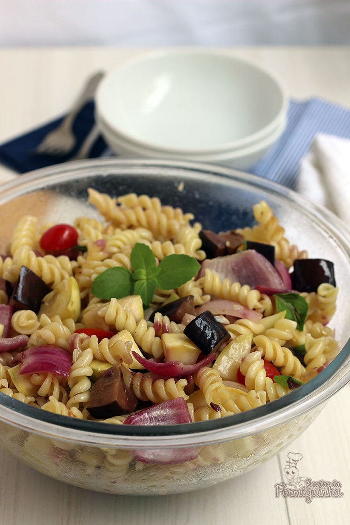 Refeição leve e nutritiva para o verão... Essa salada mediterrânea de macarrão fica muito saborosa e não dá trabalho no preparo...