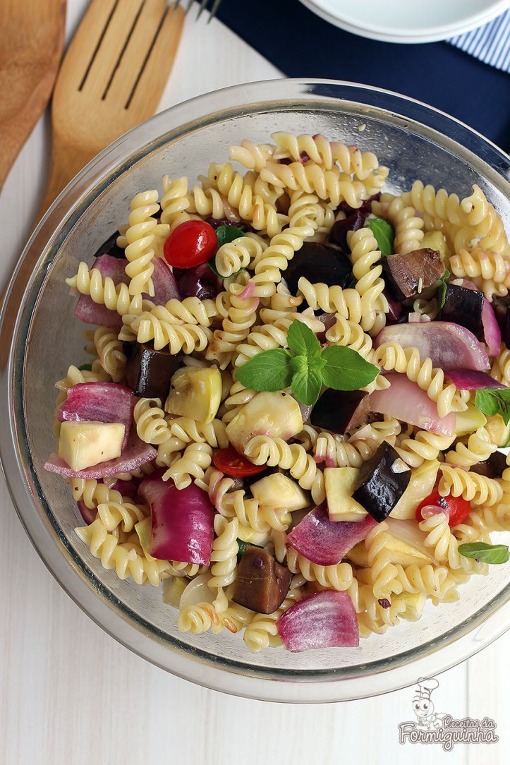 Refeição leve e nutritiva para o verão... Essa salada mediterrânea de macarrão fica muito saborosa e não dá trabalho no preparo...