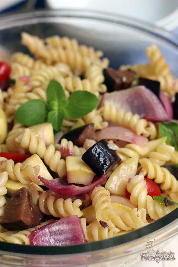 Refeição leve e nutritiva para o verão... Essa salada mediterrânea de macarrão fica muito saborosa e não dá trabalho no preparo...