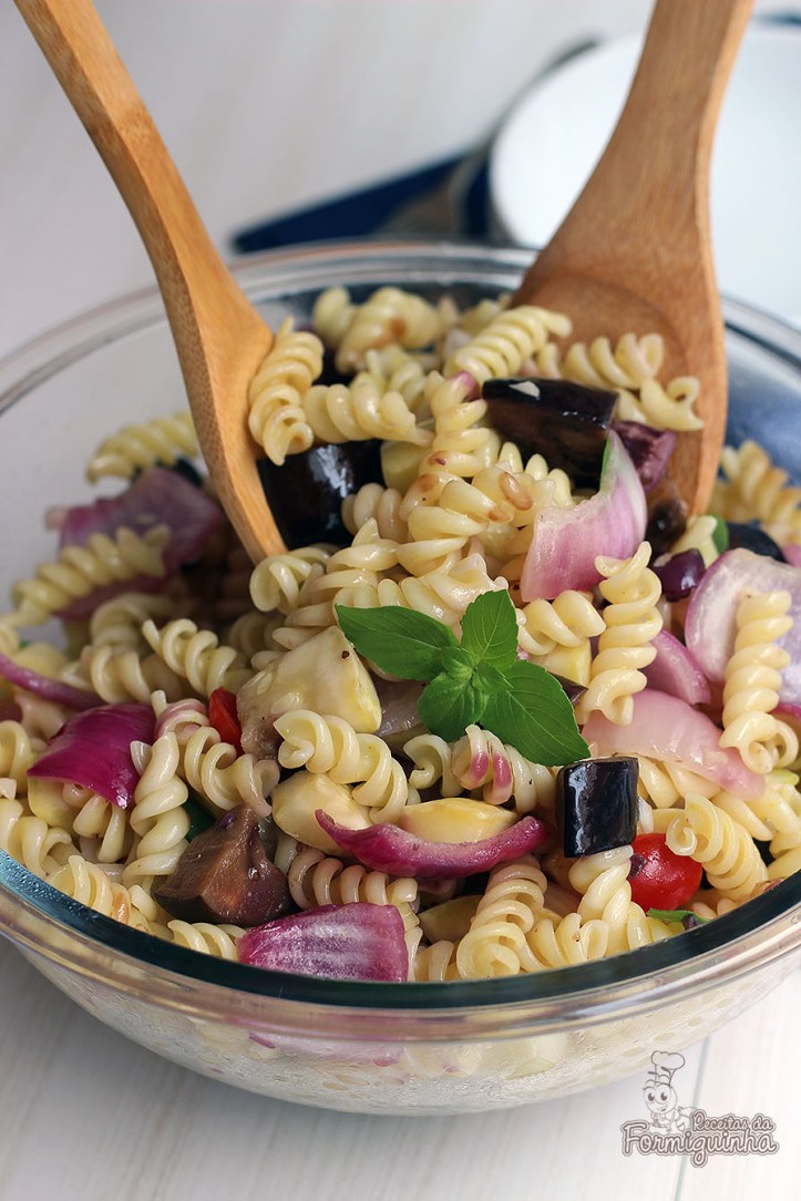 Refeição leve e nutritiva para o verão... Essa salada mediterrânea de macarrão fica muito saborosa e não dá trabalho no preparo...