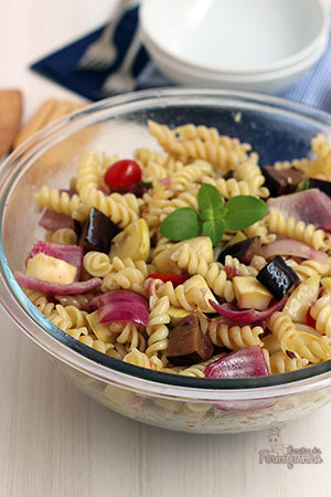 Refeição leve e nutritiva para o verão... Essa salada mediterrânea de macarrão fica muito saborosa e não dá trabalho no preparo...