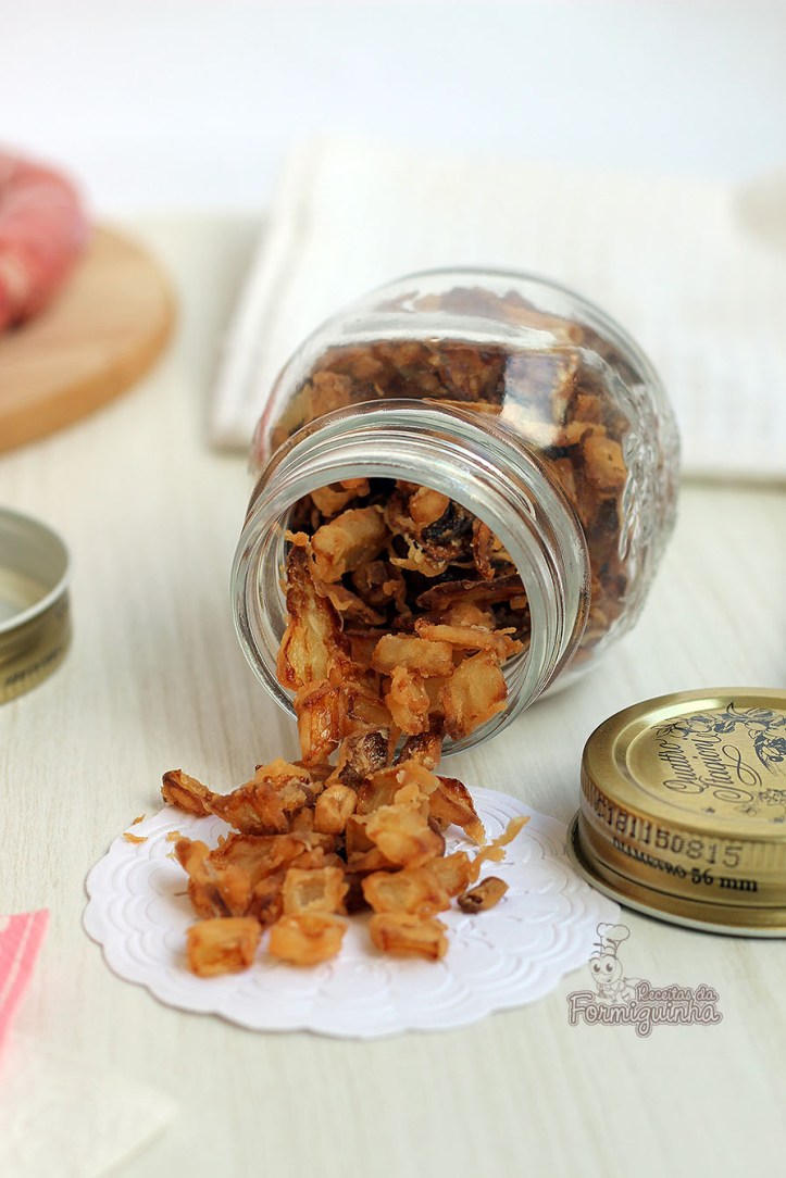 Acompanha vários pratos, desde salada a cachorro-quente e hamburgueres.. A cebola crocante (ou crispy) são super simples de serem feitas...