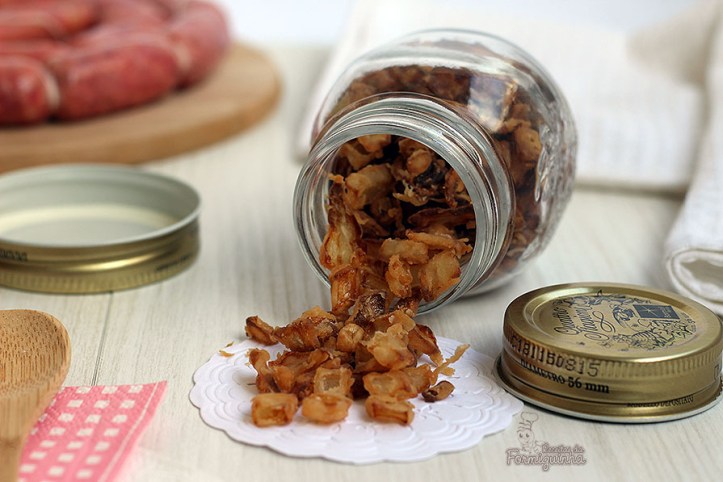 Acompanha vários pratos, desde salada a cachorro-quente e hamburgueres.. A cebola crocante (ou crispy) são super simples de serem feitas...