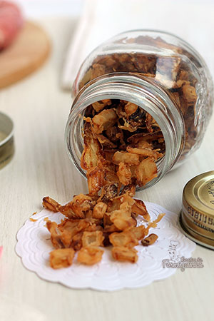 Acompanha vários pratos, desde salada a cachorro-quente e hamburgueres.. A cebola crocante (ou crispy) são super simples de serem feitas...