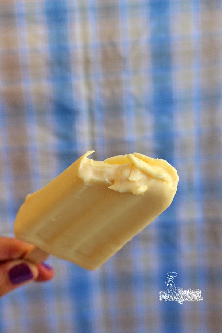 Picolé com gostinho de infância e casquinha crocante! Não dá para resistir a esse picolé de leite ninho com casquinha de chocolate branco...