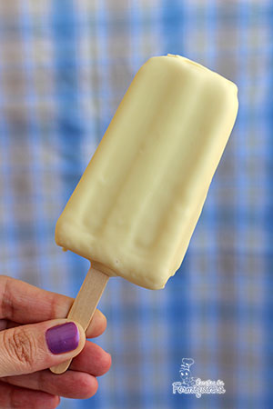 Picolé com gostinho de infância e casquinha crocante! Não dá para resistir a esse picolé de leite ninho com casquinha de chocolate branco...