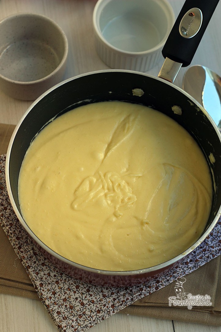 Mistura de purê de batata com creme de leite e muito, muito queijo! Esse é o Aligot, prato típico francês..