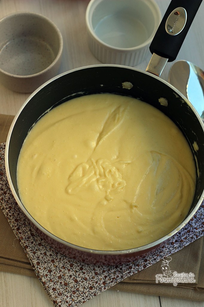Mistura de purê de batata com creme de leite e muito, muito queijo! Esse é o Aligot, prato típico francês..