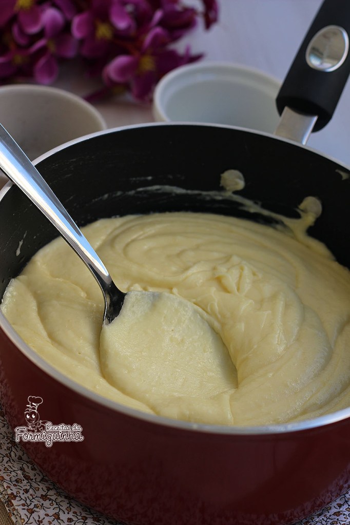 Mistura de purê de batata com creme de leite e muito, muito queijo! Esse é o Aligot, prato típico francês..
