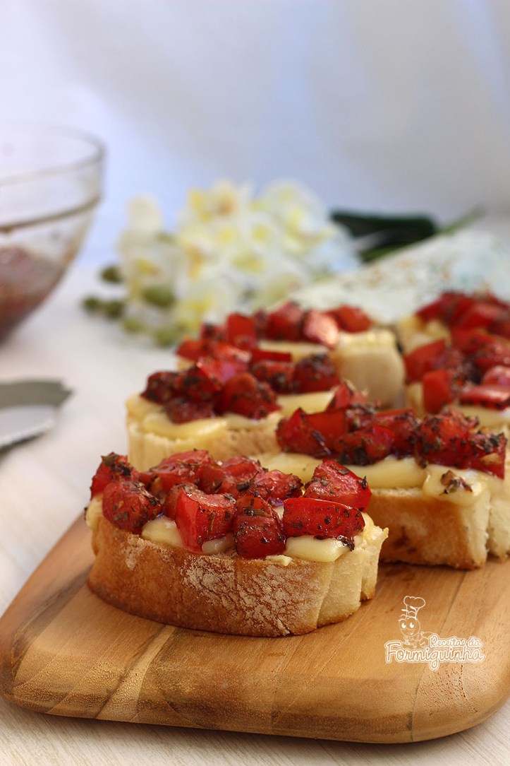 Aperitivo fácil e rápido para servir antes de um almoço ou jantar. Sabor maravilhoso dessas Bruschettas de Queijo e Tomates Marinados.