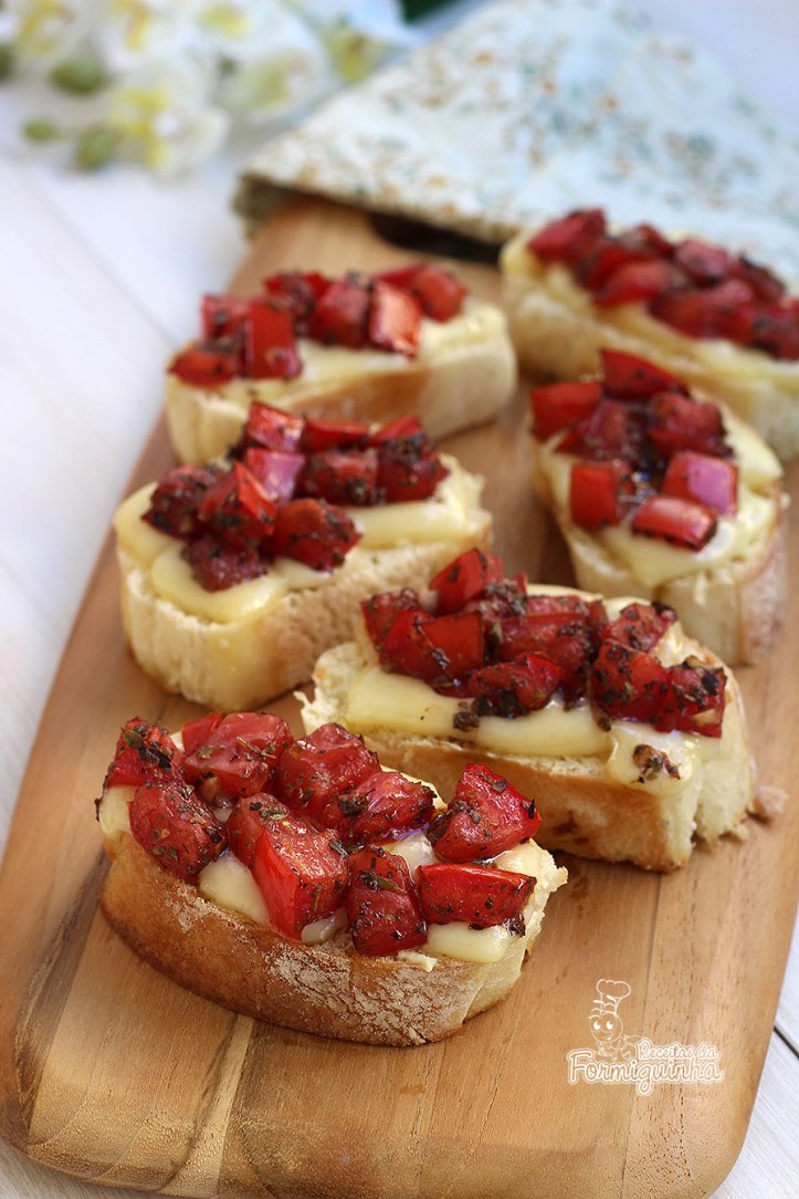 Aperitivo fácil e rápido para servir antes de um almoço ou jantar. Sabor maravilhoso dessas Bruschettas de Queijo e Tomates Marinados.