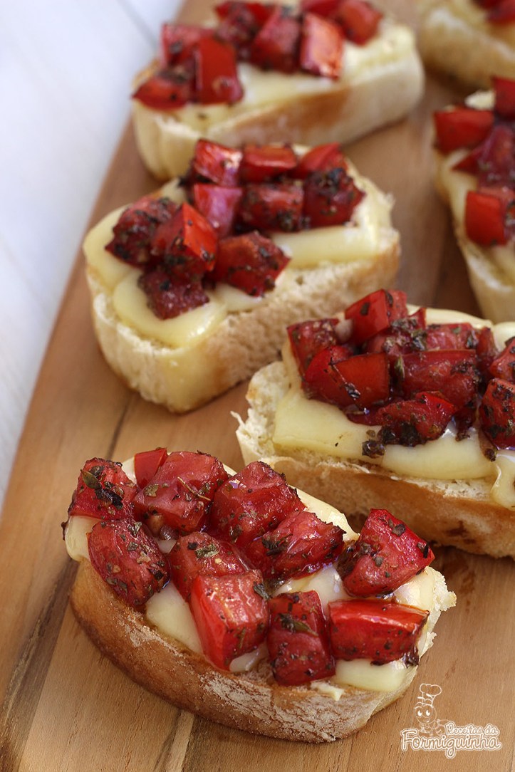 Aperitivo fácil e rápido para servir antes de um almoço ou jantar. Sabor maravilhoso dessas Bruschettas de Queijo e Tomates Marinados.