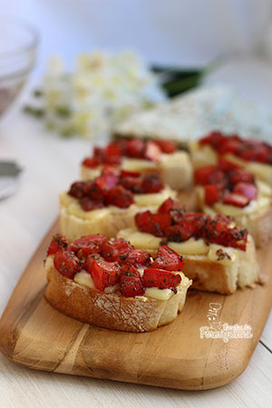 Aperitivo fácil e rápido para servir antes de um almoço ou jantar. Sabor maravilhoso dessas Bruschettas de Queijo e Tomates Marinados.