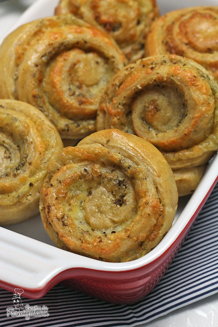 Pãezinhos macios e saborosos recheados de pesto e queijo! Delícia de pão... Mude o recheio e seja feliz!