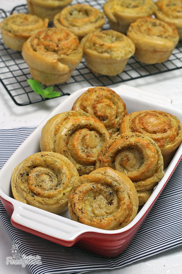 Pãezinhos macios e saborosos recheados de pesto e queijo! Delícia de pão... Mude o recheio e seja feliz!